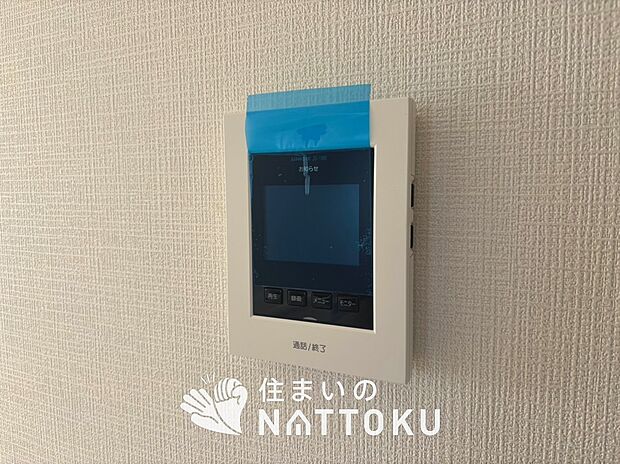 【TVモニター付インターホン】手放し通話ができ、送話表示灯で送話・受話状態が確認できます。
映像と音声で玄関先の様子をチェックできるモニター機能や、夜間の訪問者の顔も確認できるLEDライトを装備しています。