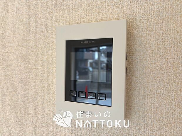 【TVモニター付インターホン】手放し通話ができ、送話表示灯で送話・受話状態が確認できます。
映像と音声で玄関先の様子をチェックできるモニター機能や、夜間の訪問者の顔も確認できるLEDライトを装備しています。
