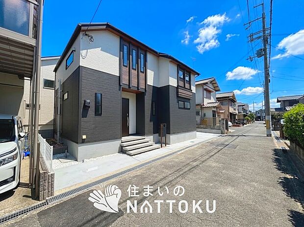 【現地写真（前道含む外観）】軽くて火災に強い屋根材を採用し、地震時の建物への負担や揺れを軽減しています。