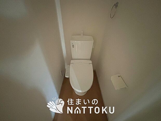 【トイレ】汚れてもサッとひと拭きでお手入れ簡単、エコ仕様の温水洗浄便座付きのトイレです。
バリアフリーにも配慮しています。
