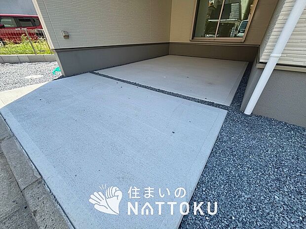 【現地写真(駐車場)】駐車スペースが広く、運転が苦手な方も安心です。