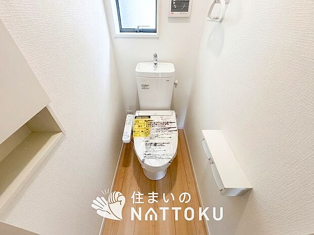 【トイレ】汚れてもサッとひと拭きでお手入れ簡単、エコ仕様の温水洗浄便座付きのトイレです。
バリアフリーにも配慮しています。
