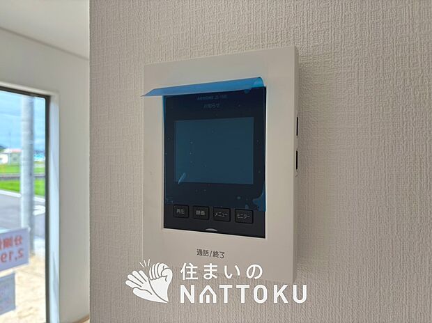 【TVモニター付インターホン】手放し通話ができ、送話表示灯で送話・受話状態が確認できます。
映像と音声で玄関先の様子をチェックできるモニター機能や、夜間の訪問者の顔も確認できるLEDライトを装備しています。
