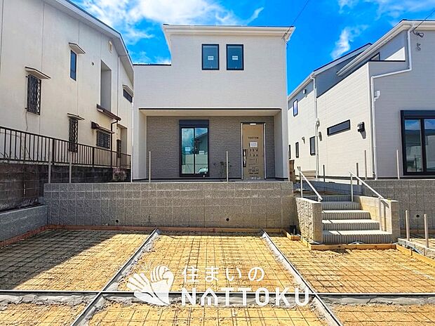 【現地写真(外観)【2号地】】軽くて火災に強い屋根材を採用し、地震時の建物への負担や揺れを軽減しています。