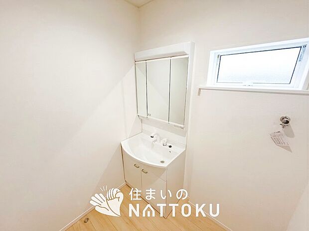 【洗面台・洗面所】鏡の両サイドは、必要なものを取出しやすく、大きな鏡面で朝の準備も快適。
使いやすいリフトアップ機能付きのシングルレバーシャワー水栓付です。