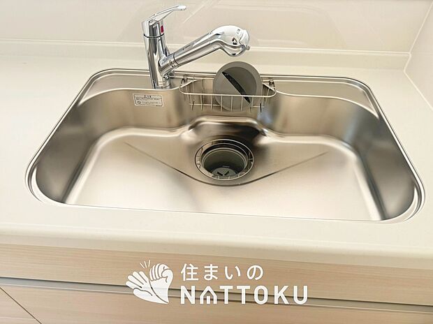 【浄水器内臓ハンドシャワー付シンク】広々とした凸型シンクに洗剤ポケットを標準装備。すっきり収納できます。
また、蛇口の先端に浄水器を内蔵しているため場所をとりません。