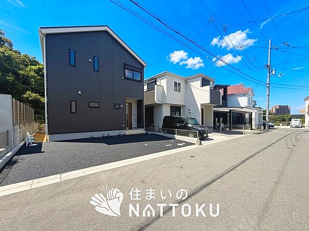 【現地写真(前道含む外観)】健康被害に配慮したもっとも安全性の高い建材を採用し、シックハウス対策をしております。