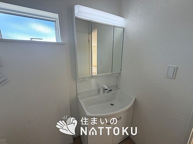 【洗面台・洗面所】鏡の両サイドは、必要なものを取出しやすく、大きな鏡面で朝の準備も快適。
使いやすいリフトアップ機能付きのシングルレバーシャワー水栓付です。
