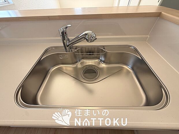 【浄水器内臓ハンドシャワー付シンク】広々とした凸型シンクに洗剤ポケットを標準装備。すっきり収納できます。
また、蛇口の先端に浄水器を内蔵しているため場所をとりません。
