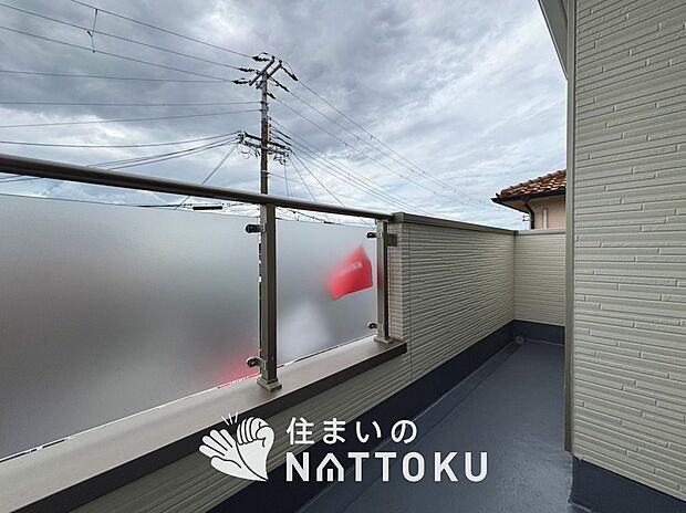 【バルコニー】奥行きが広く、洗濯物をゆったりと干せる十分な広さで、家族の洗濯も捗ります。
