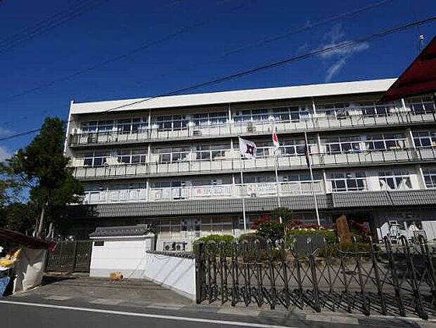 亀岡市立亀岡中学校（約320m）