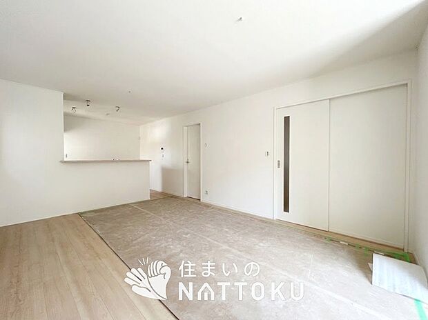 【現地写真（リビング）】フローリング材には、木目、色調など木材特有の風合いがあり、ナチュラルな美しさになっています。