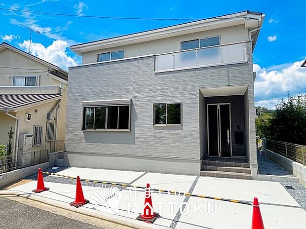 【現地写真(外観)】軽くて火災に強い屋根材を採用し、地震時の建物への負担や揺れを軽減しています。