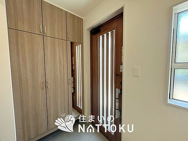 【現地写真(玄関)】玄関には、大型のシューズ収納を設置しています。