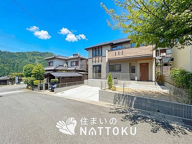 【現地写真(前道含む外観)】健康被害に配慮したもっとも安全性の高い建材を採用し、シックハウス対策をしております。