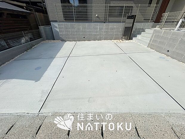 【現地写真(駐車場)】駐車スペースが広く、運転が苦手な方も安心です。