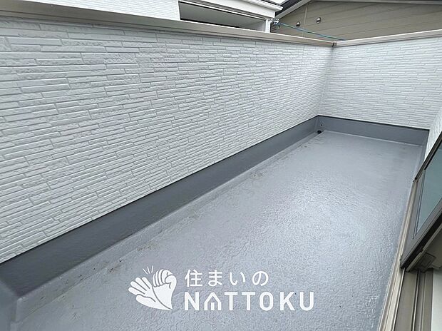 【バルコニー】奥行きが広く、洗濯物をゆったりと干せる十分な広さで、家族の洗濯も捗ります。