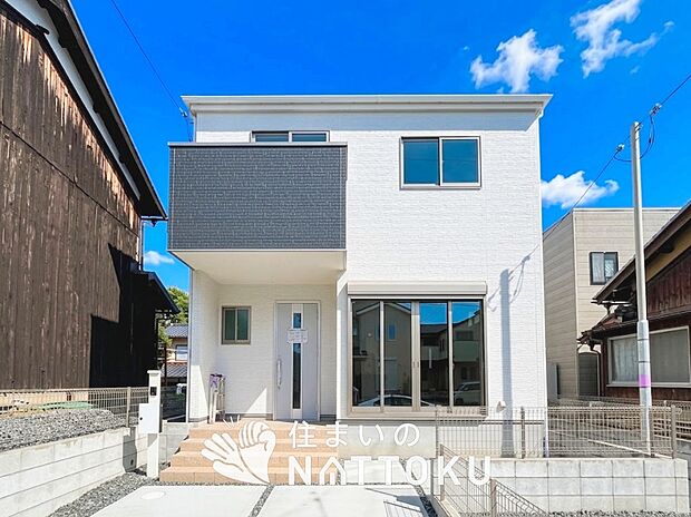 【現地写真（外観）【１号地】】軽くて火災に強い屋根材を採用し、地震時の建物への負担や揺れを軽減しています。