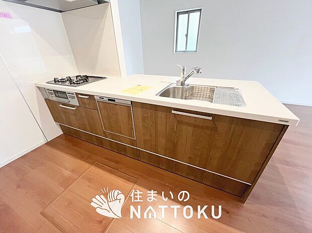 【現地写真（キッチン）】収納たっぷりのシステムキッチン、浄水器付水栓を標準装備しています。