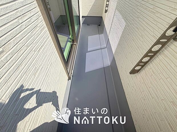 【バルコニー】奥行きが広く、洗濯物をゆったりと干せる十分な広さで、家族の洗濯も捗ります。