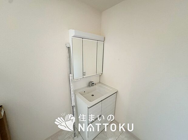 【洗面台・洗面所】鏡の両サイドは、必要なものを取出しやすく、大きな鏡面で朝の準備も快適。
使いやすいリフトアップ機能付きのシングルレバーシャワー水栓付です。