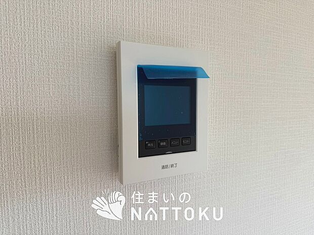 【TVモニター付インターホン】手放し通話ができ、送話表示灯で送話・受話状態が確認できます。
映像と音声で玄関先の様子をチェックできるモニター機能や、夜間の訪問者の顔も確認できるLEDライトを装備しています。