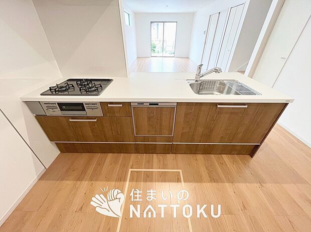 【現地写真(キッチン)】収納たっぷりのシステムキッチン、浄水器付水栓を標準装備しています。