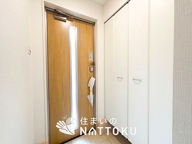 【現地写真（玄関）】玄関には、大型のシューズ収納を設置しています。