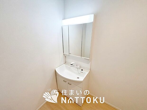 【洗面台・洗面所】鏡の両サイドは、必要なものを取出しやすく、大きな鏡面で朝の準備も快適。
使いやすいリフトアップ機能付きのシングルレバーシャワー水栓付です。

