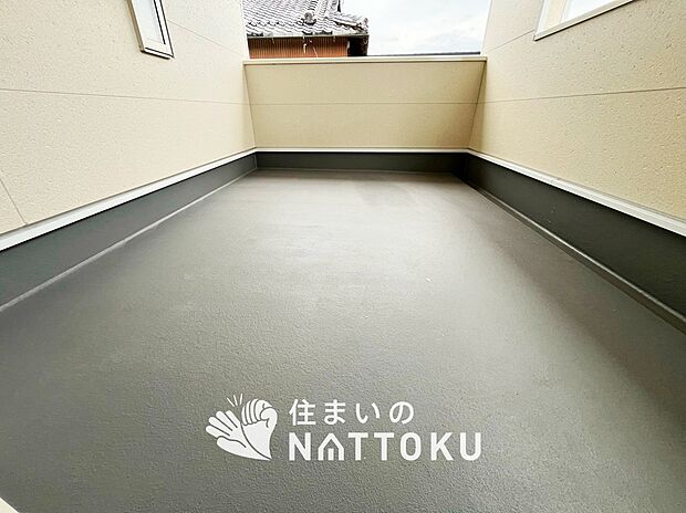 【バルコニー】奥行きが広く、洗濯物をゆったりと干せる十分な広さで、家族の洗濯も捗ります。