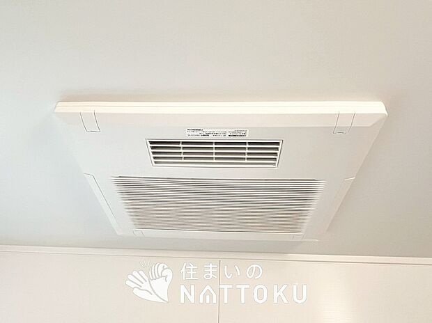 【電気式浴室暖房換気乾燥機】寒い冬場はあたたかく、暑い夏場は扇風機のような心地よさです。
雨の日は、浴室が衣類乾燥スペースになります。