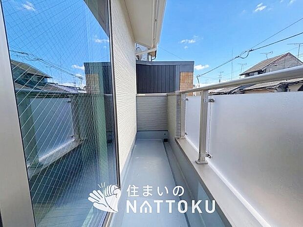 【バルコニー】奥行きが広く、洗濯物をゆったりと干せる十分な広さで、家族の洗濯も捗ります。