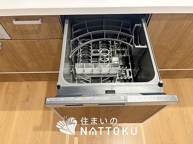 【食器洗い乾燥機】食後の時間にゆとりを与えてくれる食器洗い乾燥機。
操作ボタンも上面にあるので、腰をかがめずに操作ができラクラクです。

