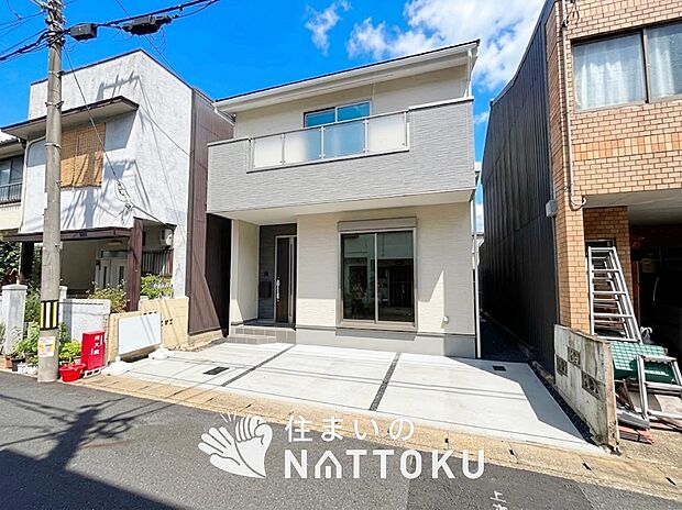 【現地写真（外観）】軽くて火災に強い屋根材を採用し、地震時の建物への負担や揺れを軽減しています。