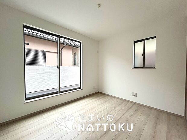 【現地写真（寝室）】木目の美しさを際立たせるシンプルデザインの建具を使用しています。