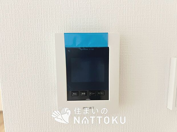 【カラーテレビドアホン】くっきり見やすいカラーモニターです。
夜でも来客者が見やすいLED照明付きです。
