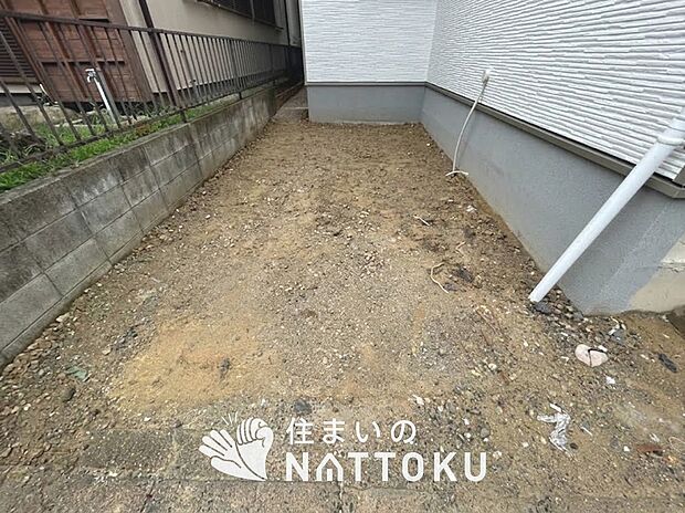 【現地写真（駐車場）】駐車スペースが広く、運転が苦手な方も安心です。