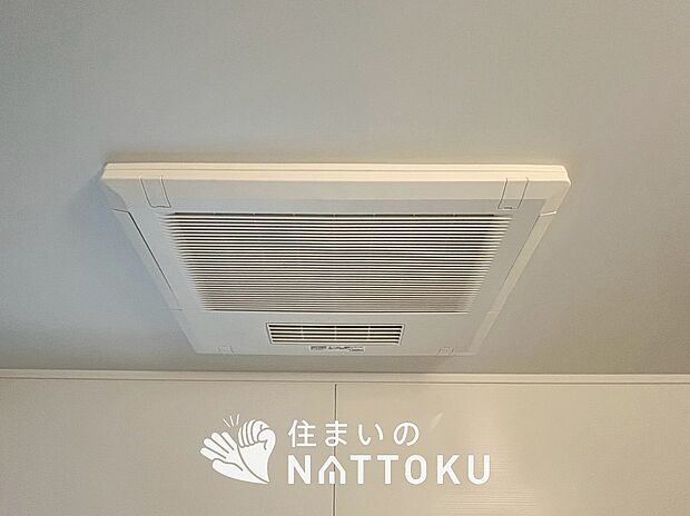 【電気式浴室暖房換気乾燥機】寒い冬場はあたたかく、暑い夏場は扇風機のような心地よさです。
雨の日は、浴室が衣類乾燥スペースになります。