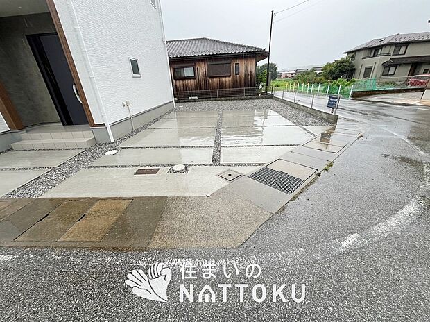 【現地写真(駐車場)】駐車スペースが広く、運転が苦手な方も安心です。