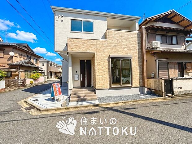 【現地写真（外観）】軽くて火災に強い屋根材を採用し、地震時の建物への負担や揺れを軽減しています。