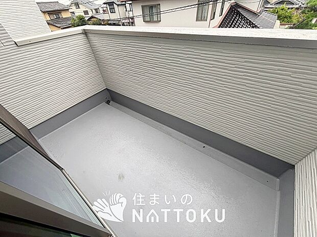 【バルコニー】奥行きが広く、洗濯物をゆったりと干せる十分な広さで、家族の洗濯も捗ります。