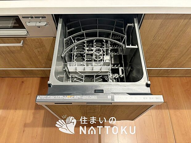 【食器洗い乾燥機】食後の時間にゆとりを与えてくれる食器洗い乾燥機。
操作ボタンも上面にあるので、腰をかがめずに操作ができラクラクです。

