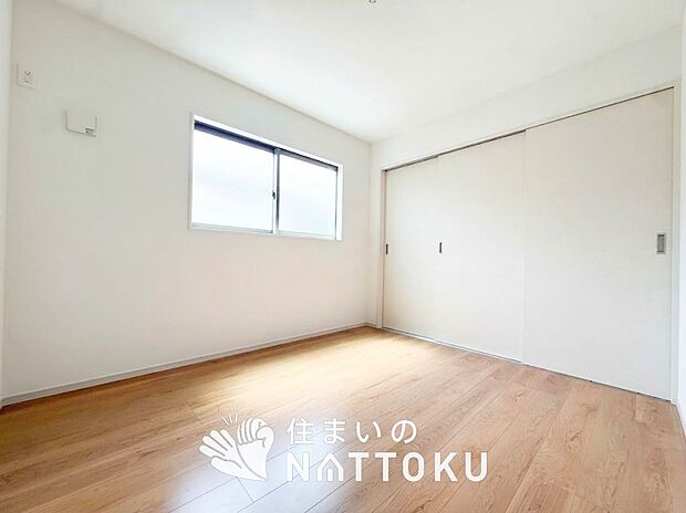 【現地写真(洋室)】木目の美しさを際立たせるシンプルデザインの建具を使用しています。