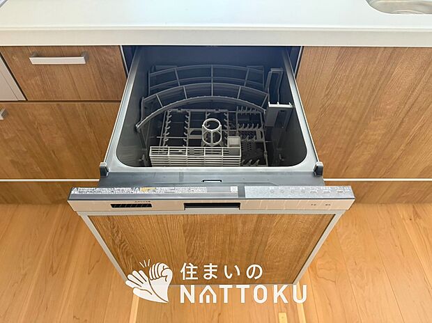 【食器洗い乾燥機】食後の時間にゆとりを与えてくれる食器洗い乾燥機。
操作ボタンも上面にあるので、腰をかがめずに操作ができラクラクです。