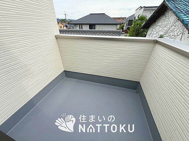 【バルコニー】奥行きが広く、洗濯物をゆったりと干せる十分な広さで、家族の洗濯も捗ります。