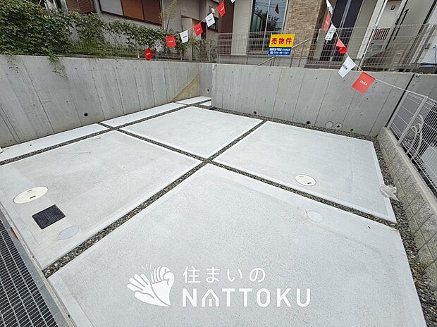 【現地写真(駐車場)】駐車スペースが広く、運転が苦手な方も安心です。
