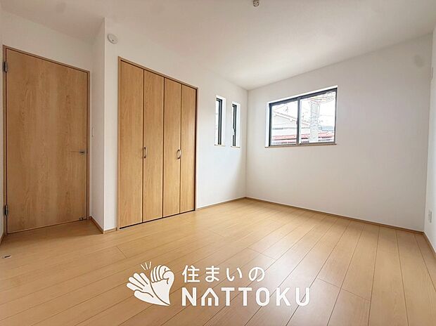 【現地写真(洋室)】木目の美しさを際立たせるシンプルデザインの建具を使用しています。
