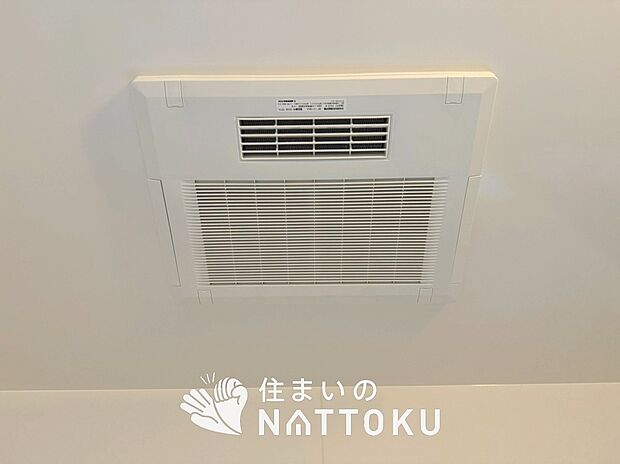 【浴室換気乾燥暖房機】寒い冬場はあたたかく、暑い夏場は扇風機のような心地よさです。
雨の日は、浴室が衣類乾燥スペースになります。