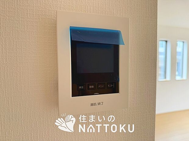 【カラーテレビドアホン】くっきり見やすいカラーモニターです。
夜でも来客者が見やすいLED照明付きです。