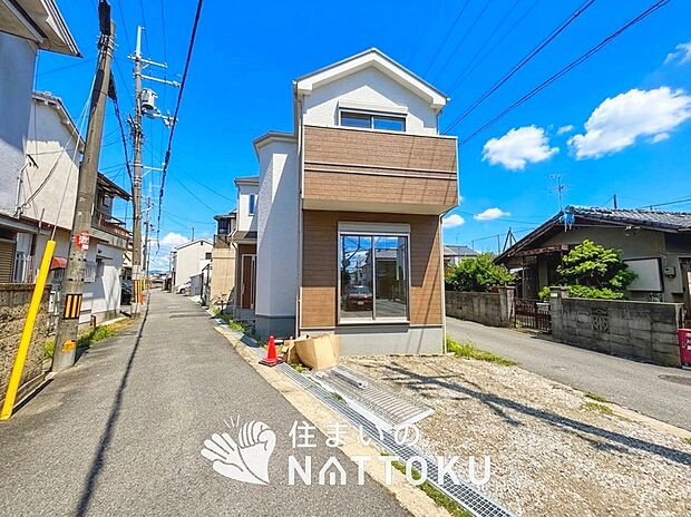 【現地写真(外観)】雨で汚れを落とし、耐久性・耐候性に優れた外壁を使用しています。